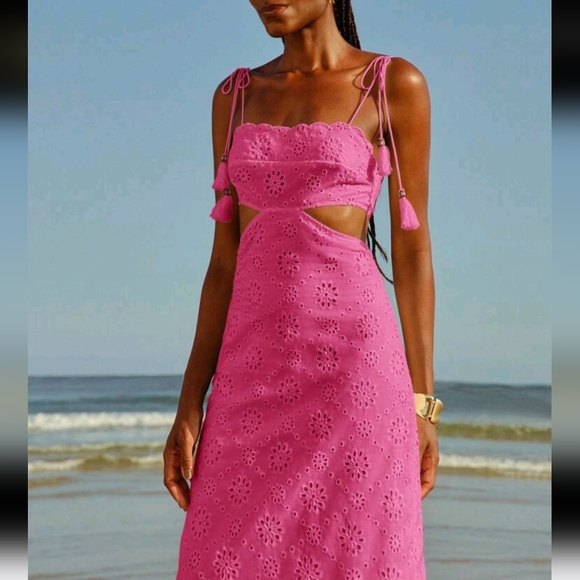 Dresses & Skirts - Women's Bohemian White Hollow Fabric, Hollow Waist Back Binding Sleeveles Dress